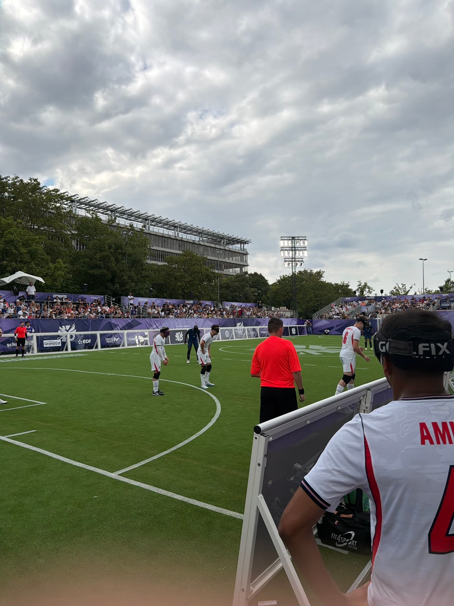 Un match de l’Euro de cécifoot vu du bord du terrain, les joueurs en action