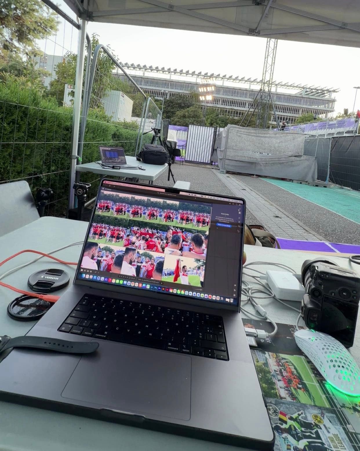 Le poste de travail du community manager pendant l’Euro : un ordinateur portable pour publier les photos et les stories en direct