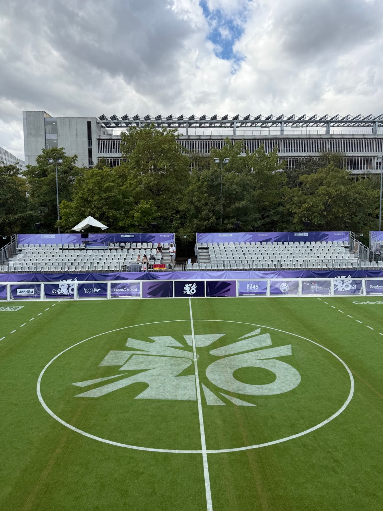 Le rond central du terrain de l’Euro de cécifoot 2026 à Strasbourg, avec le logo de la compétition peint sur la pelouse