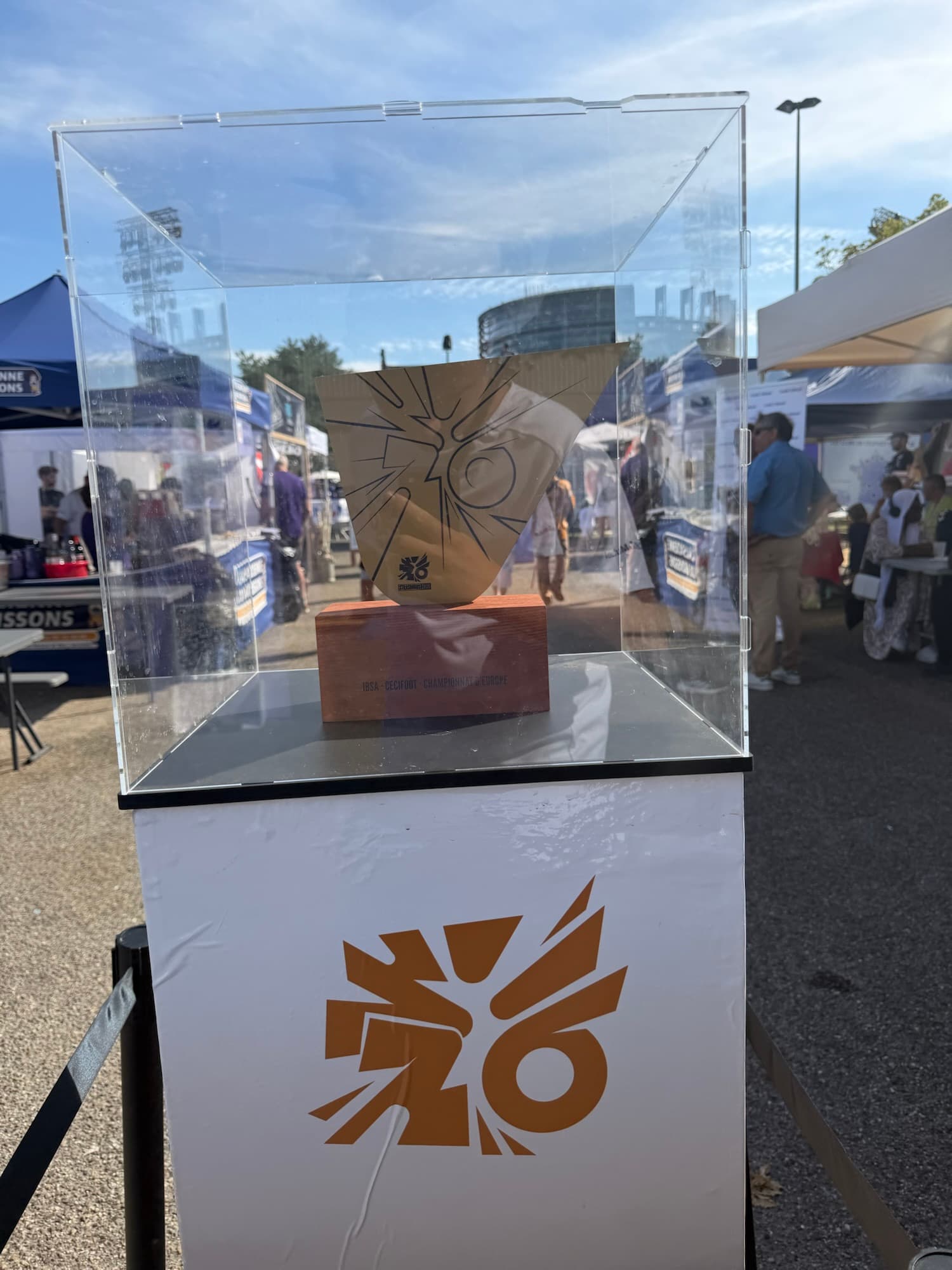 Le trophée du championnat d’Europe de cécifoot exposé dans une vitrine, au village de la compétition