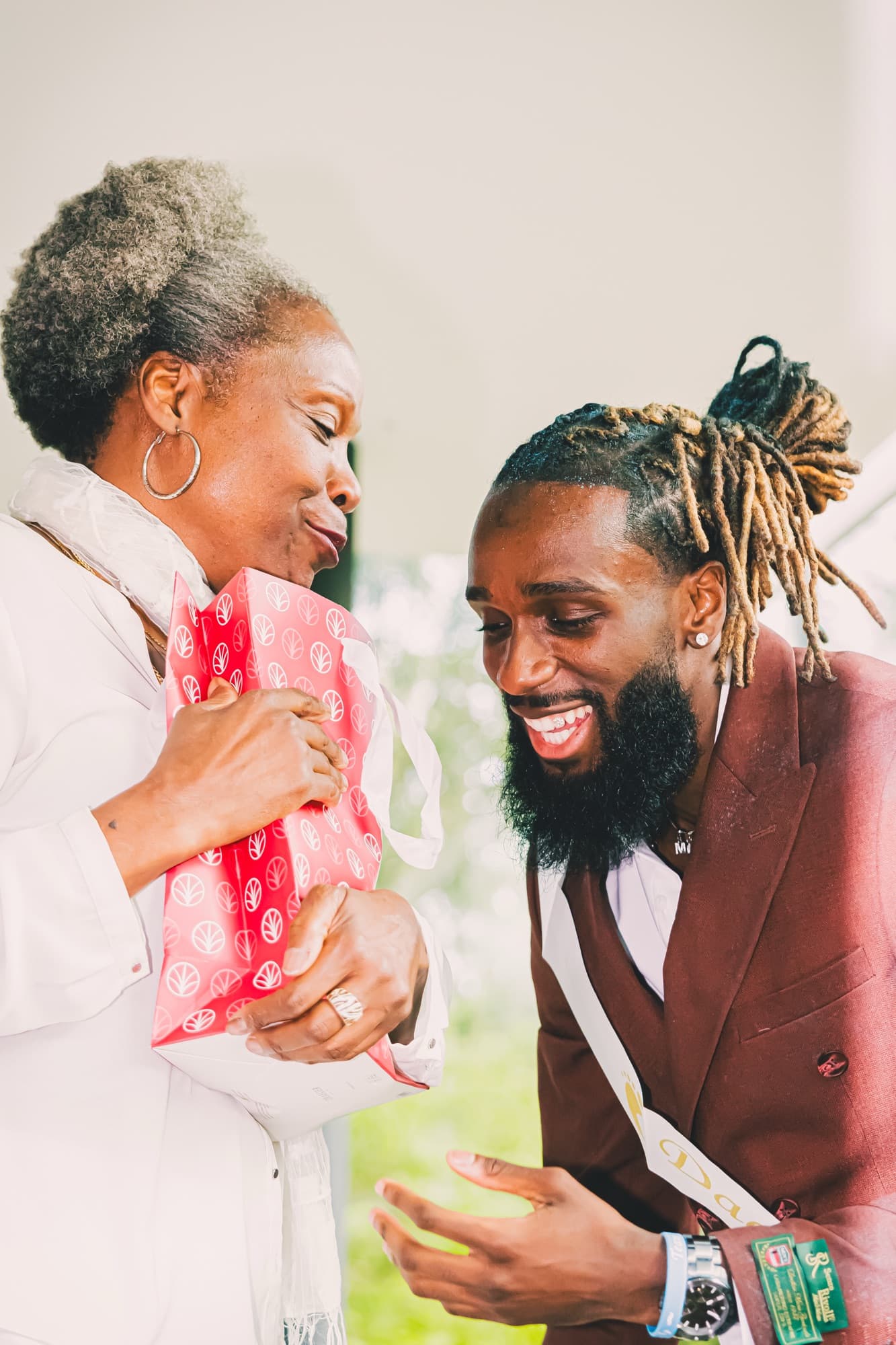 Moment d’émotion : le futur papa et sa maman, en famille, pendant la fête