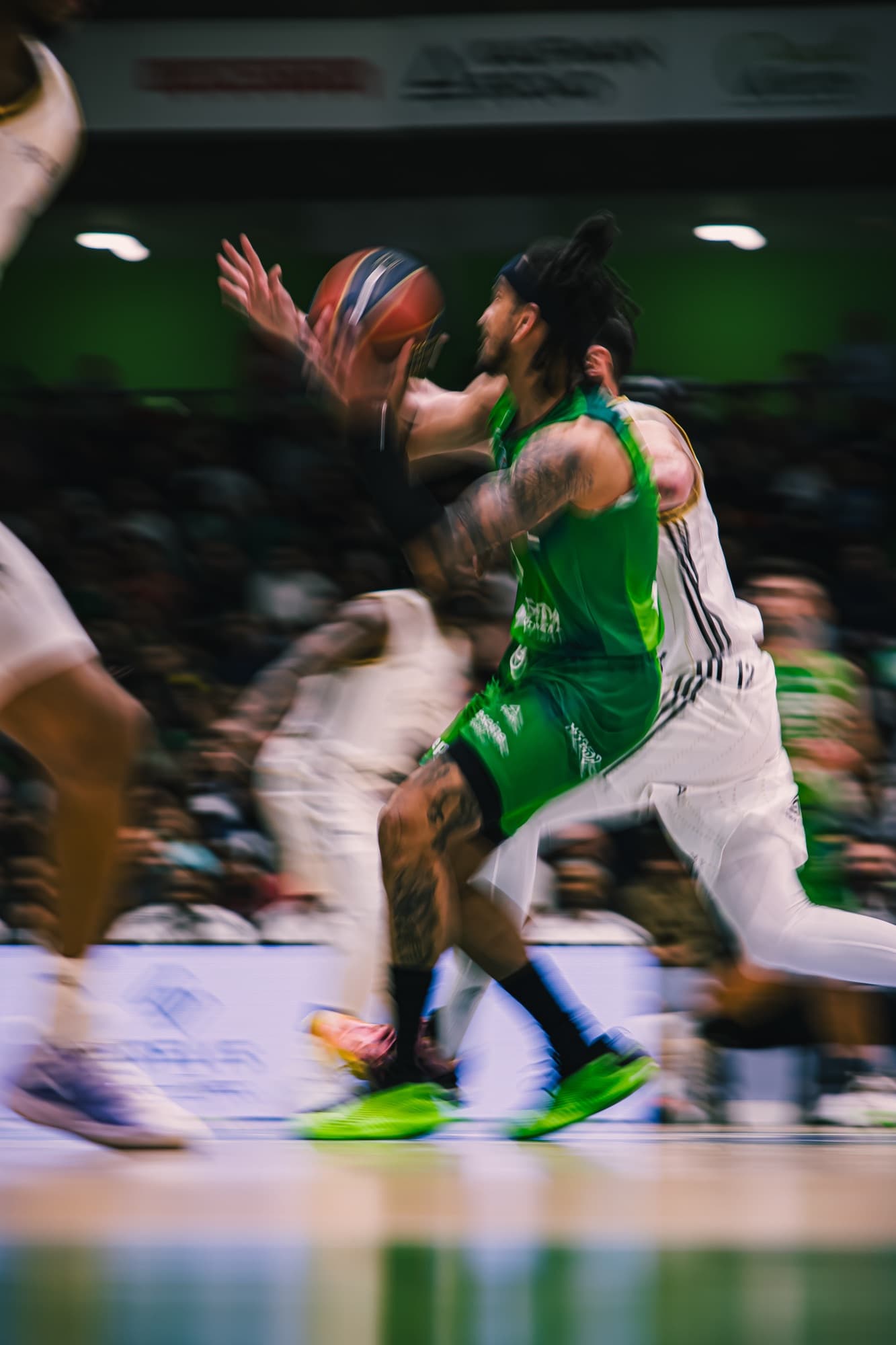 Une pénétration de Nanterre 92 photographiée en filé, le ballon à bout de bras