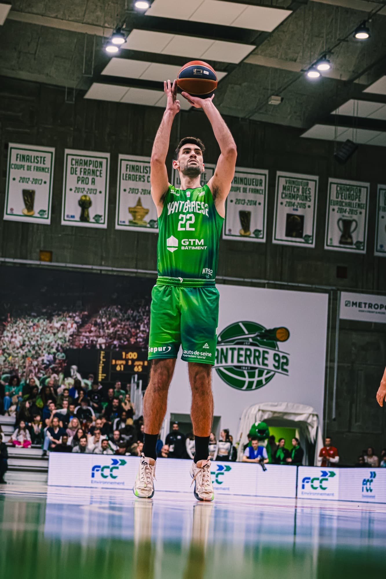 Un joueur de Nanterre 92 au lancer franc, devant un Palais des sports rempli