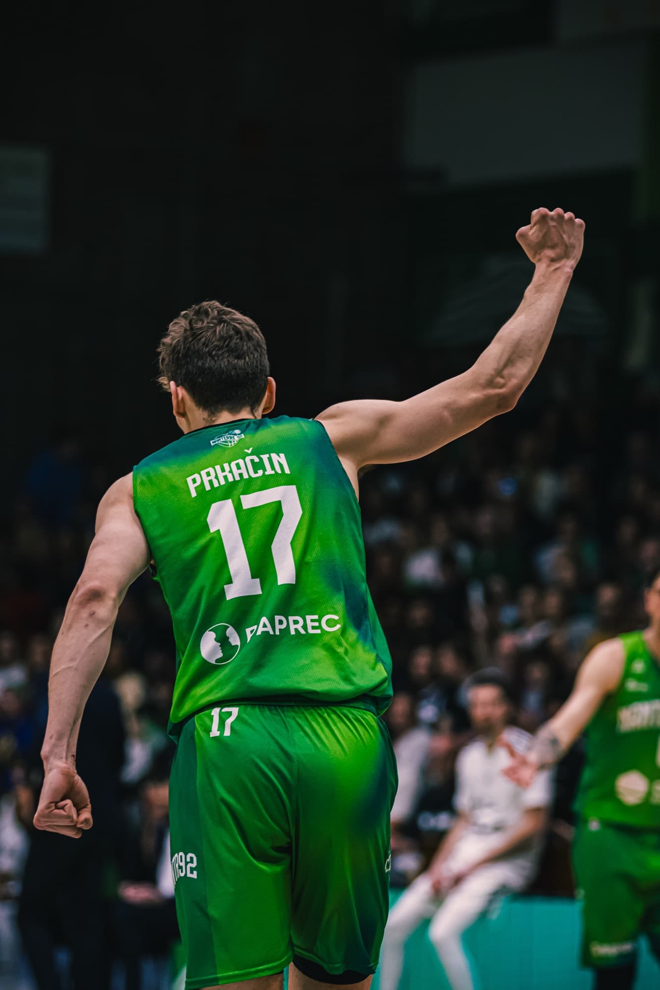 Un joueur de Nanterre 92, numéro 17, de dos, bras levé après un tir