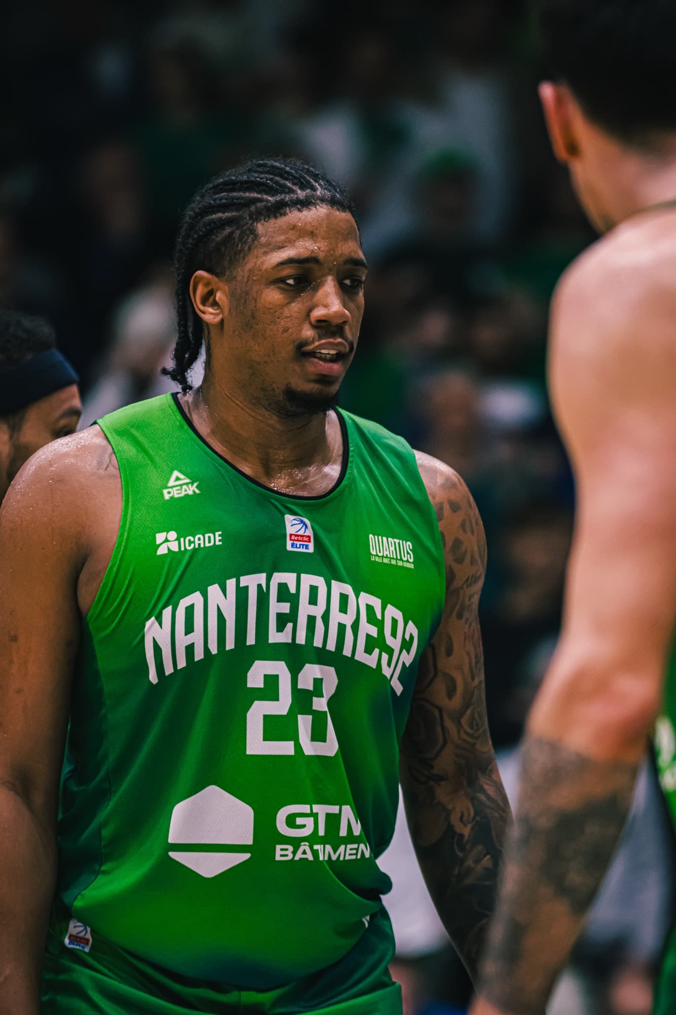 Portrait d’un joueur de Nanterre 92, numéro 23, le regard concentré