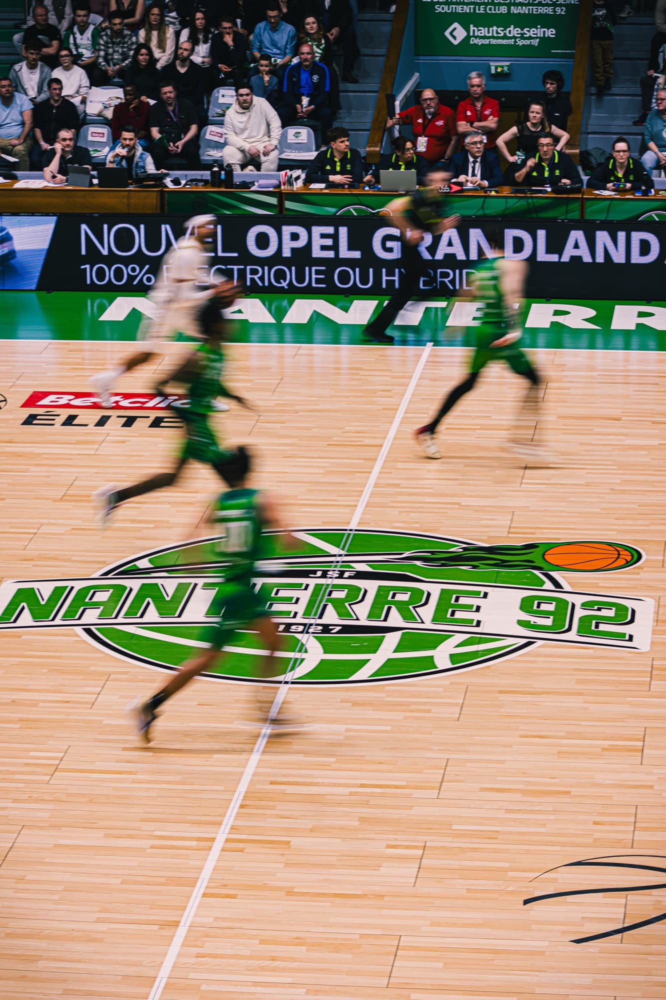 Le terrain parqueté et le logo Nanterre 92 au centre, avec le jeu qui s’installe