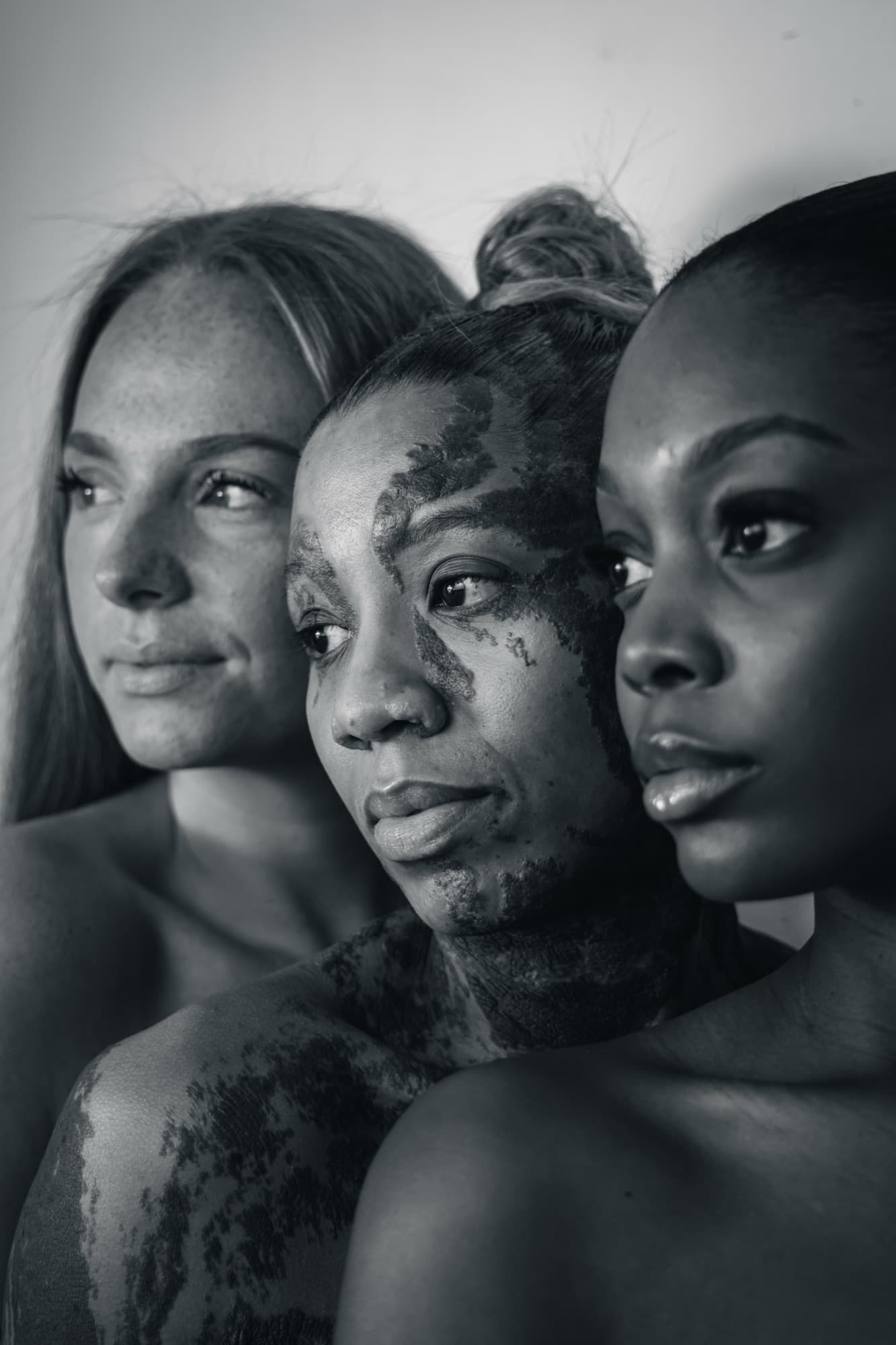 Portrait en noir et blanc de trois femmes regardant dans la même direction