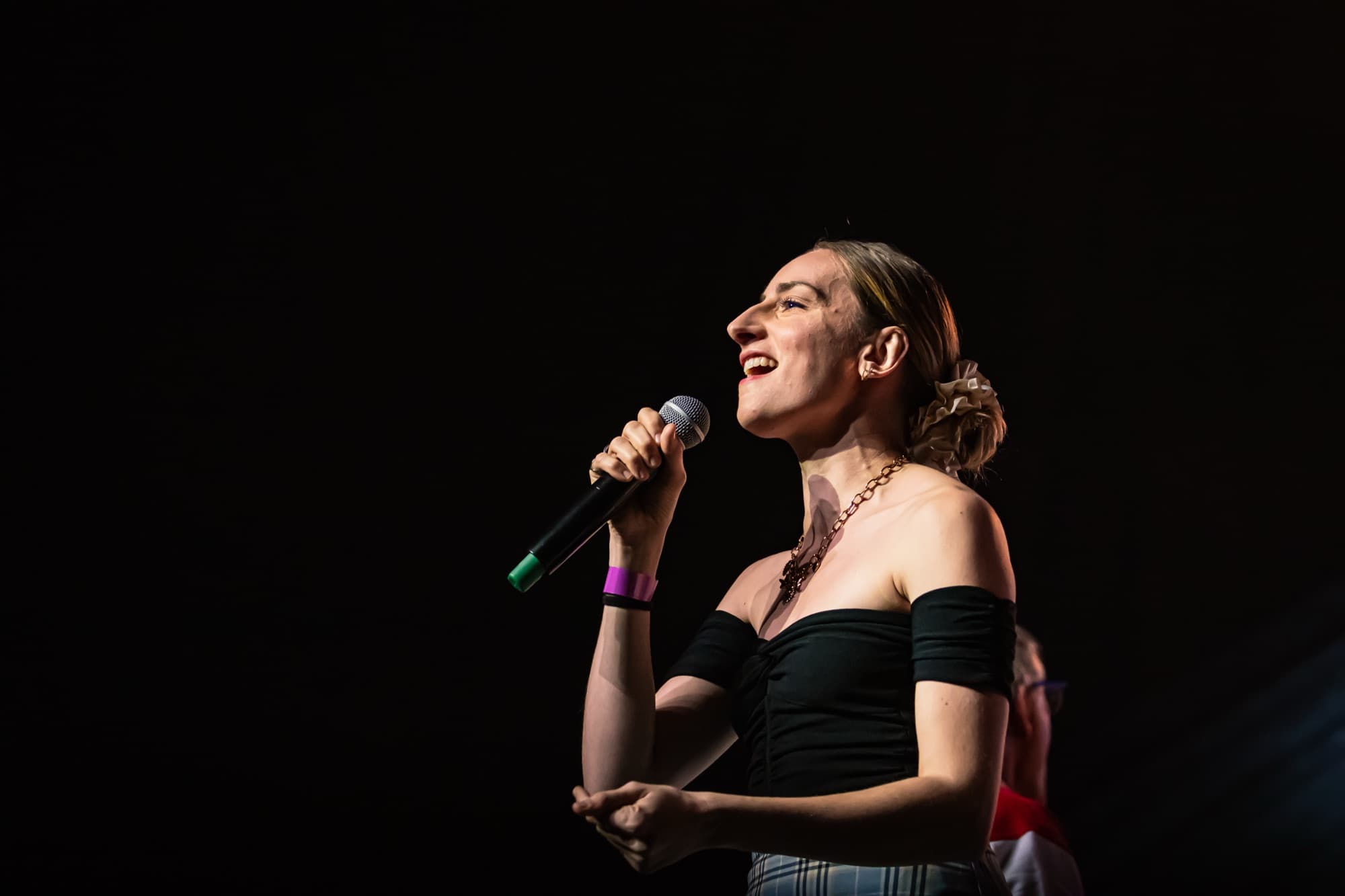 Une chanteuse invitée sur la scène du gala, dans la pénombre