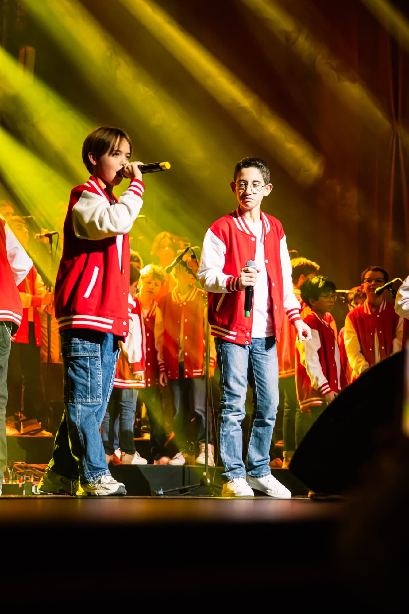Deux chanteurs en vestes rouges et blanches devant le chœur