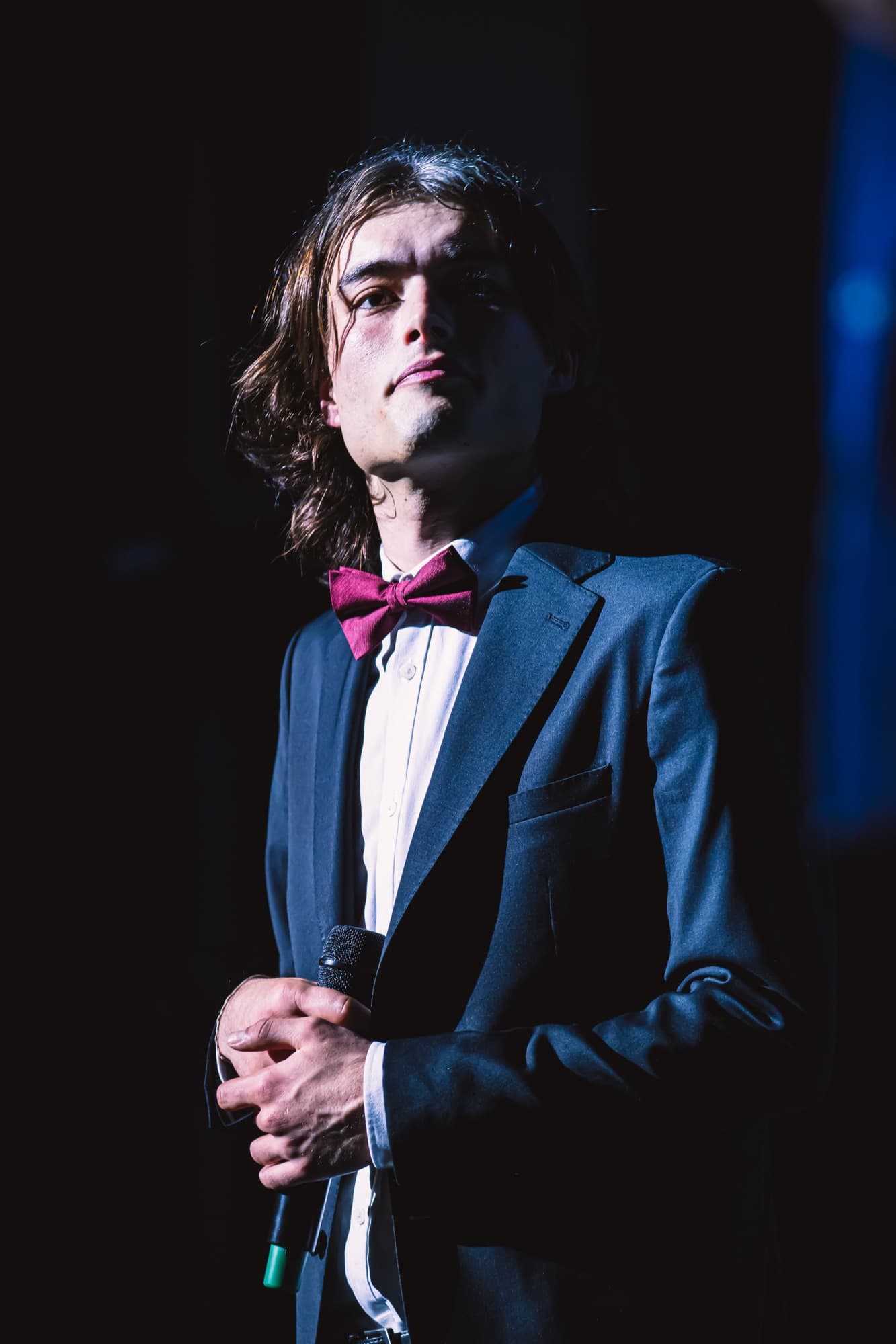 Portrait d’un chanteur en costume et nœud papillon rouge