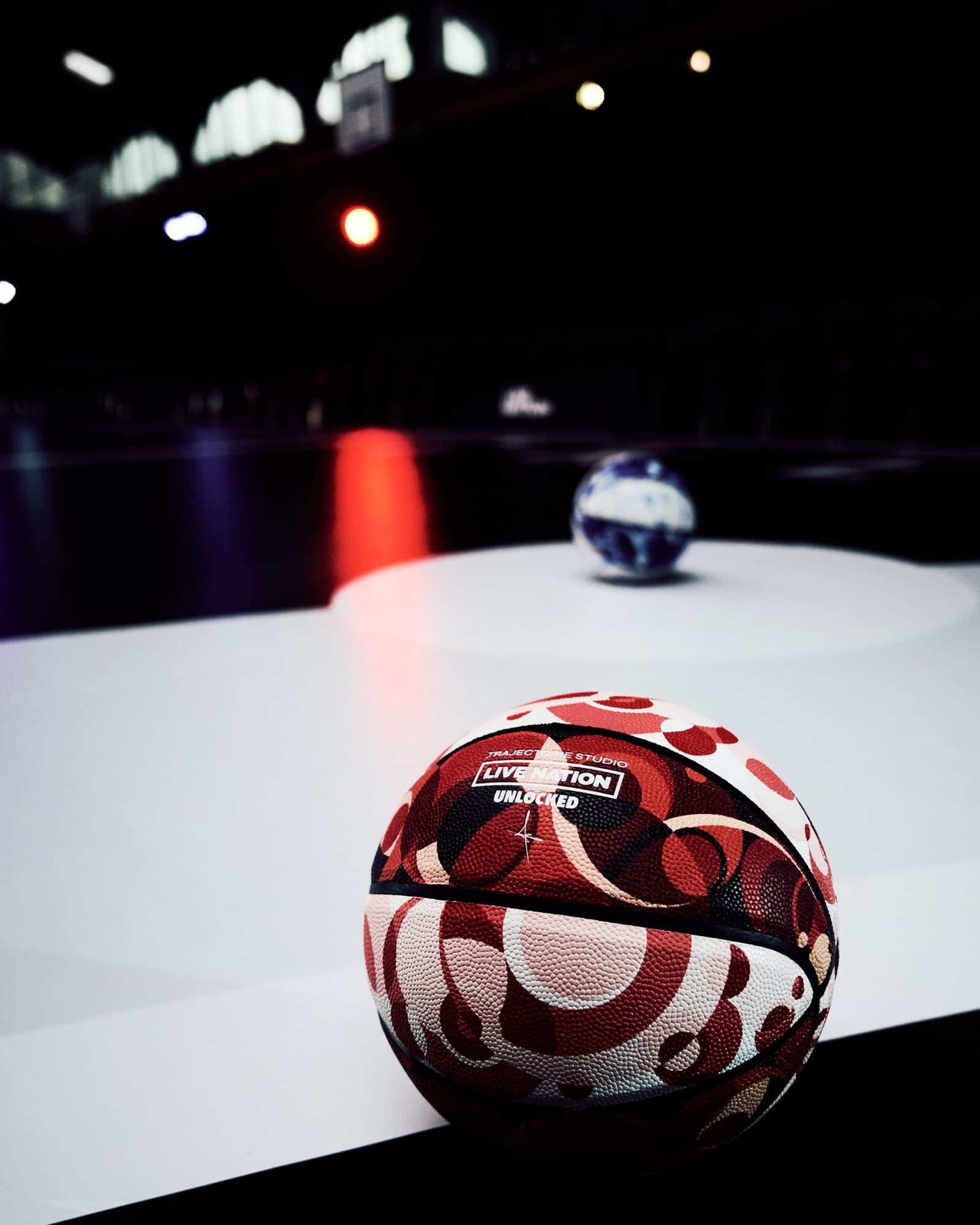 Ballon officiel aux couleurs de l’événement posé sur le terrain
