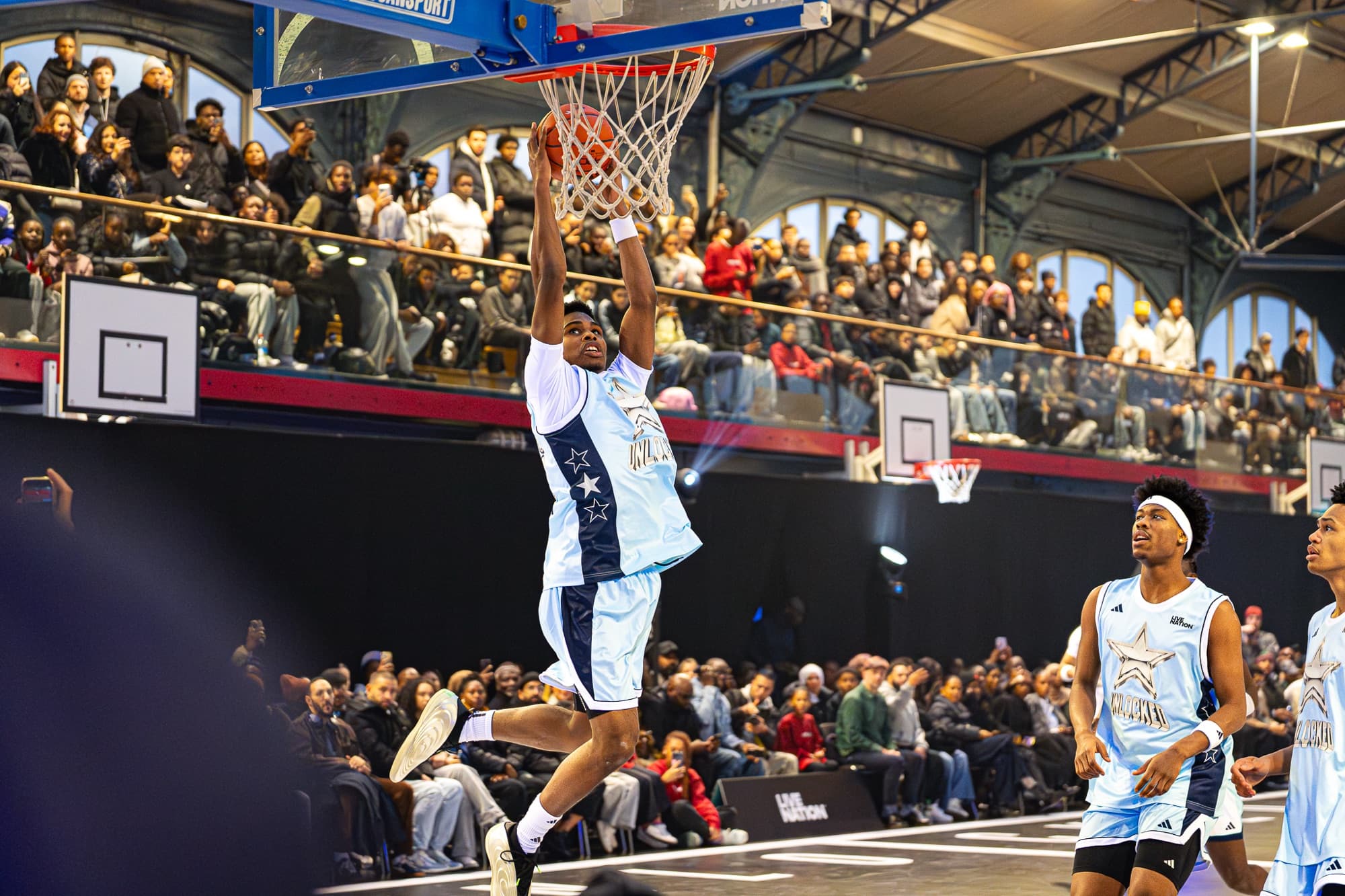 Dunk devant les tribunes pleines pendant le match de l’Unlocked 2025