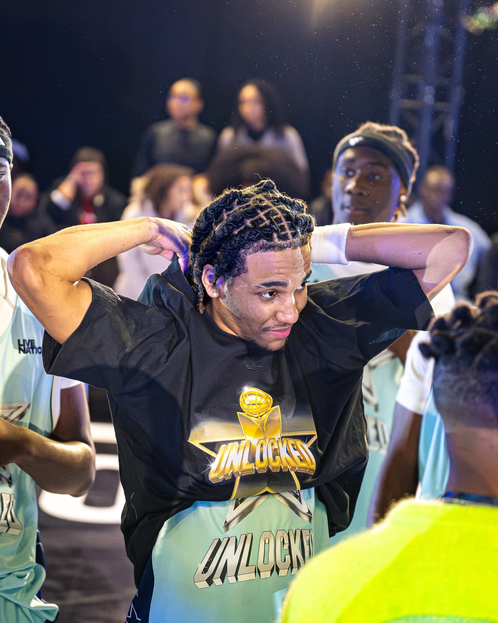 Le MVP du match, les mains derrière la tête, t-shirt Unlocked
