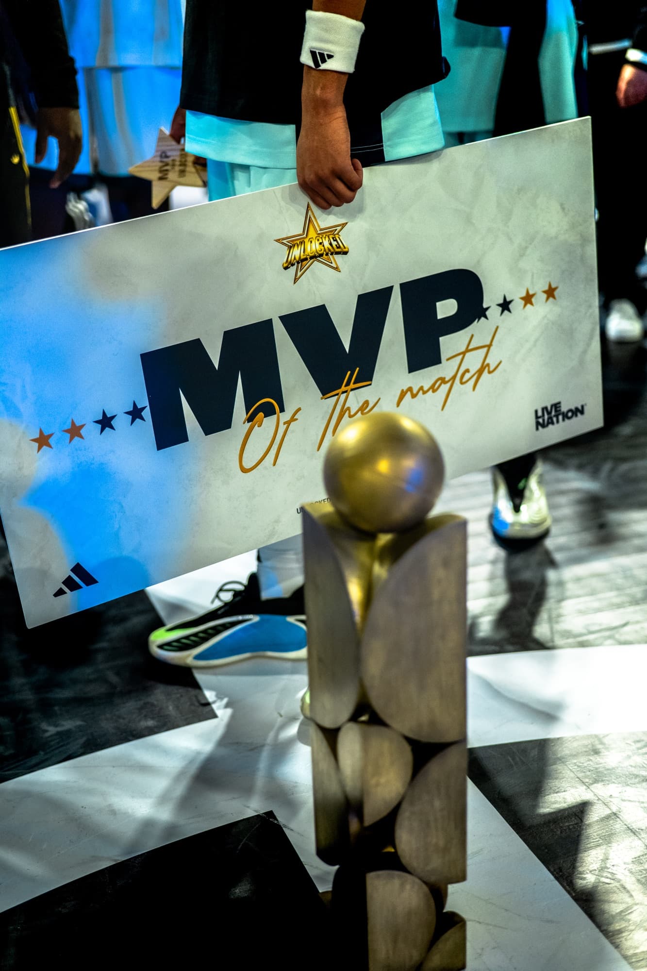 Panneau « MVP of the match » et trophée, détail de la remise des récompenses