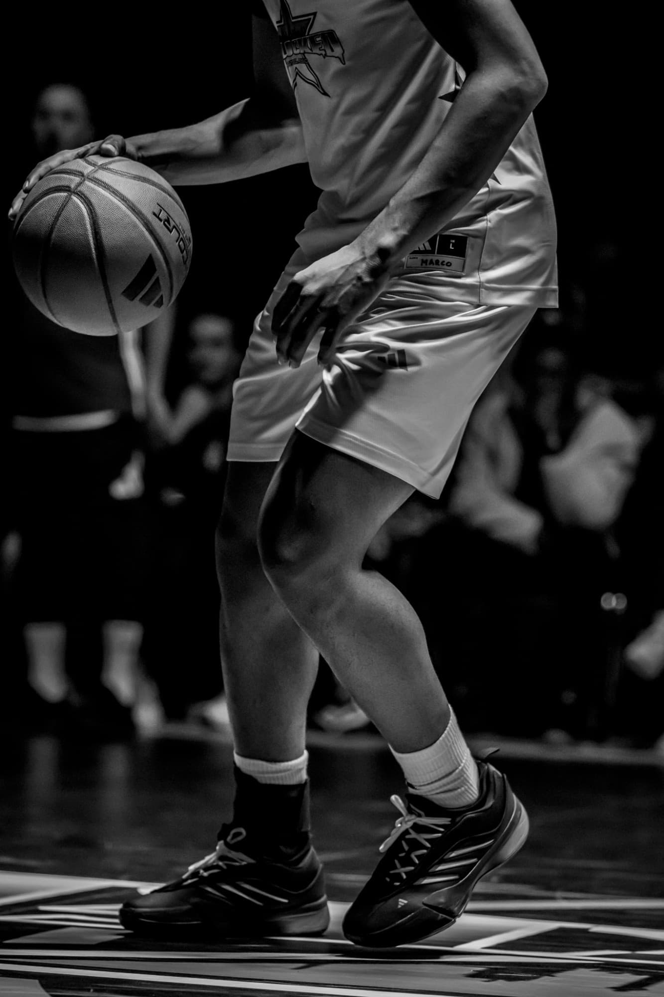 Joueur en dribble, ballon et jambes, photo en noir et blanc
