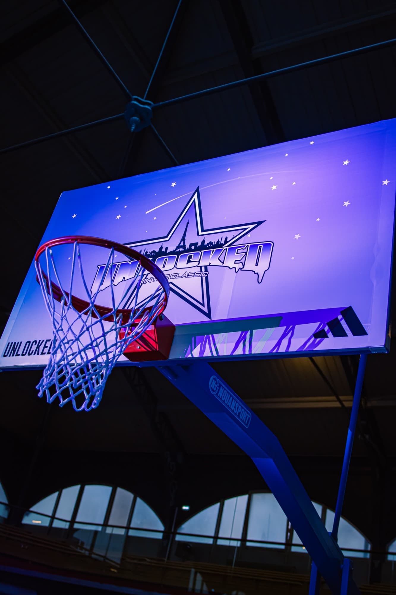 Panneau de basket aux couleurs de l’Unlocked Winter Classic