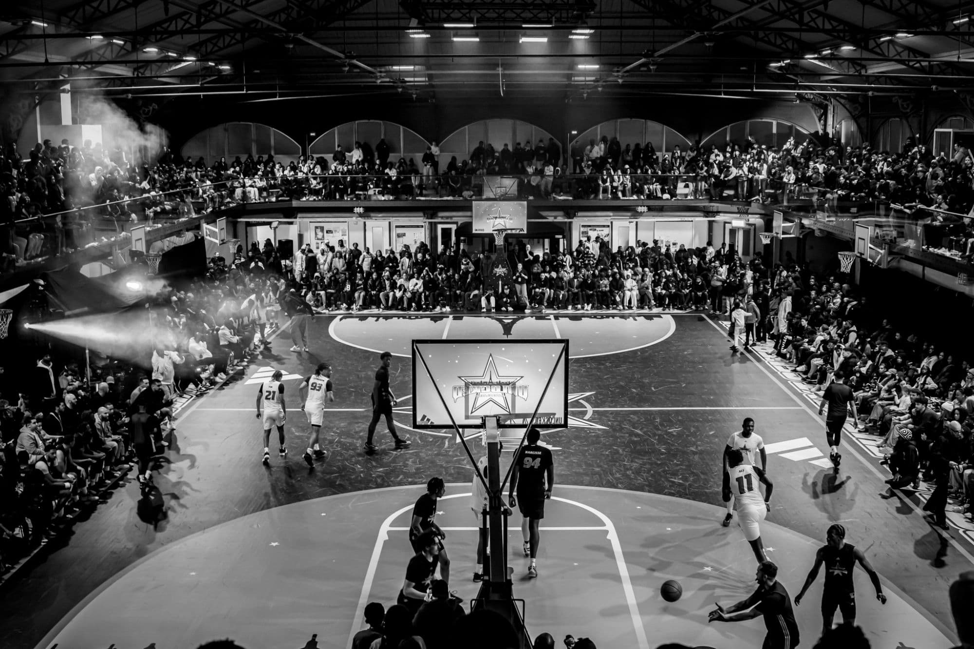 Vue d’ensemble en noir et blanc de la salle comble pendant un match de l’Unlocked Winter Classic